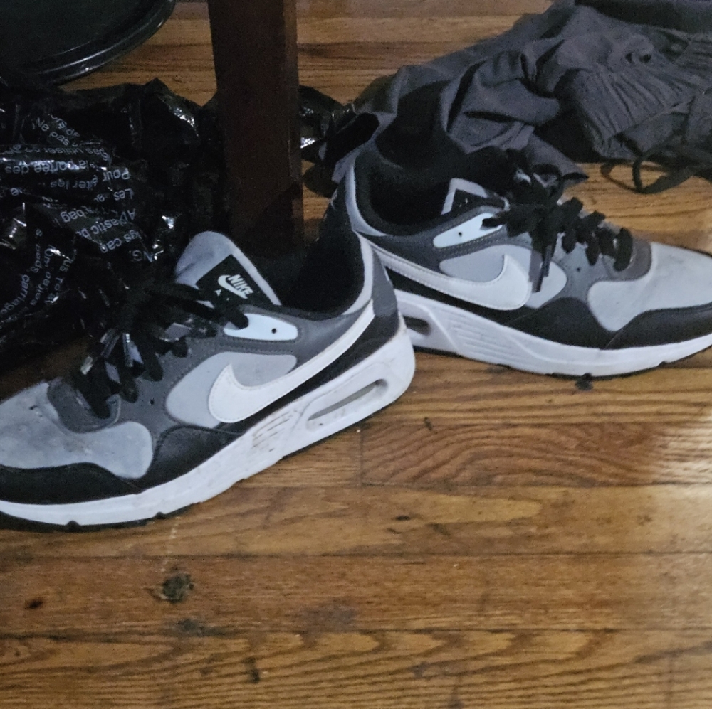 Men's 9.5 Nike shoes